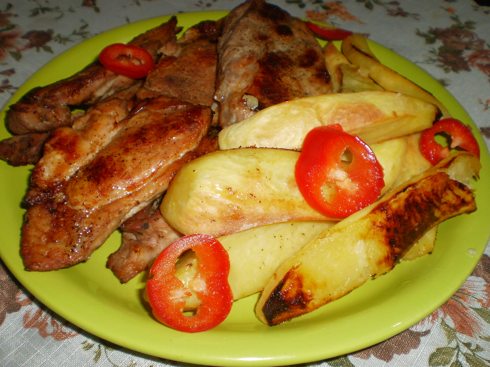 Spata de porc cu cartofi la cuptor