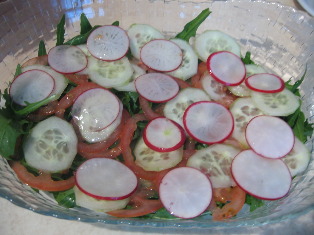 Salata de legume cu rucola si piept de pui