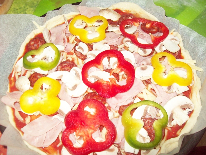 Pizza cu sunca si chorizo