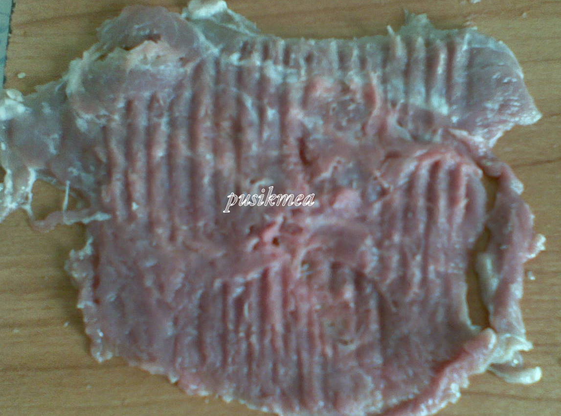 Rulouri din pulpa de porc umplute cu cascaval si ceapa verde