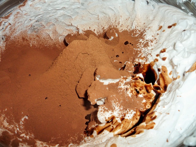 Tort Pavlova cu ciocolata si capsuni