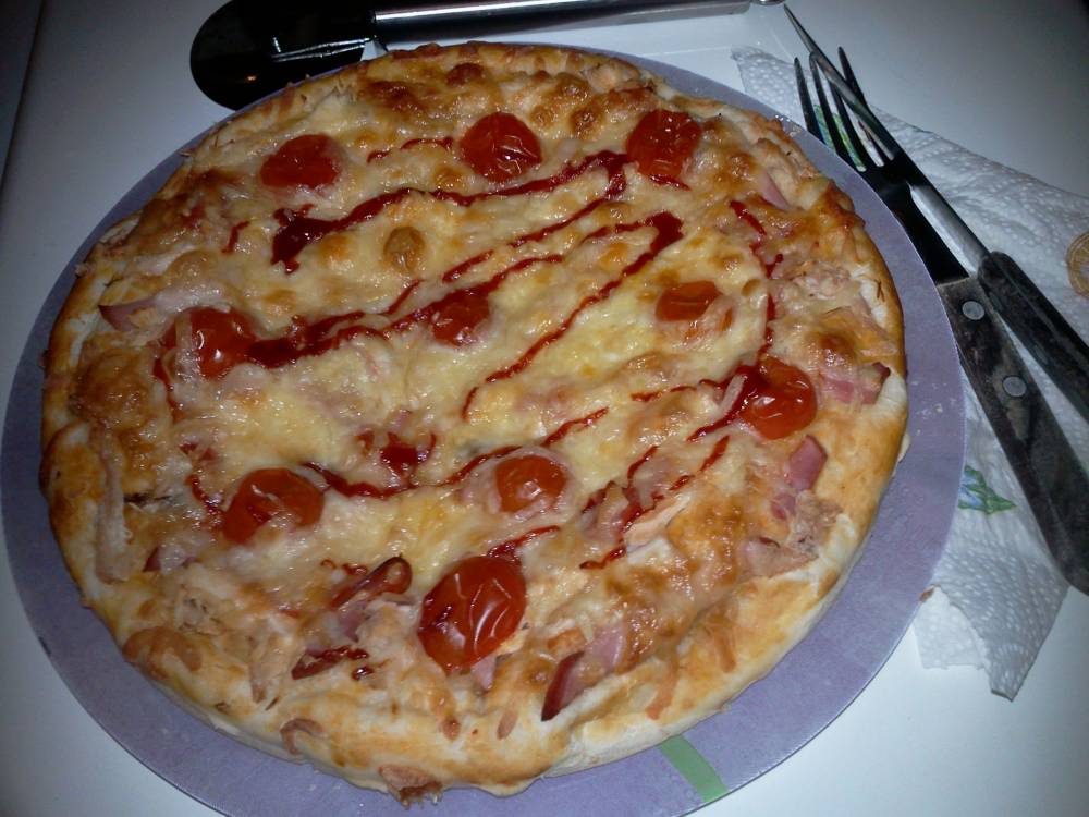 Pizza cu piept de pui si rosii cherry