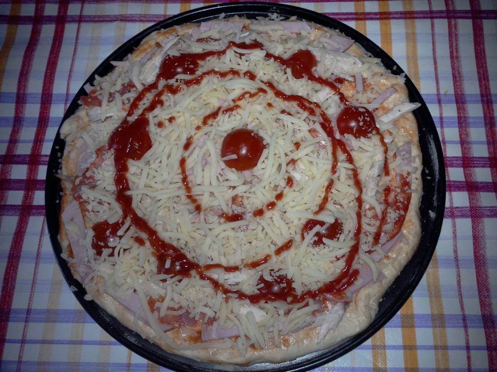 Pizza cu piept de pui si rosii cherry