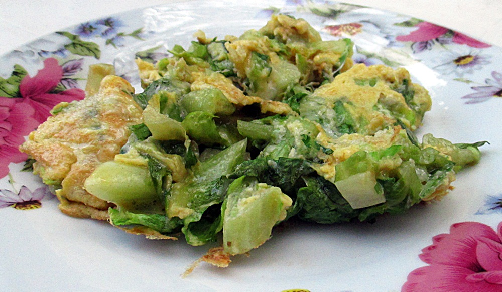 Omleta cu salata verde