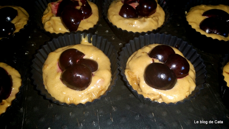 Muffins cu cirese si ciocolata