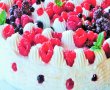 Tort Pavlova cu crema de vanilie  si fructe de padure-1