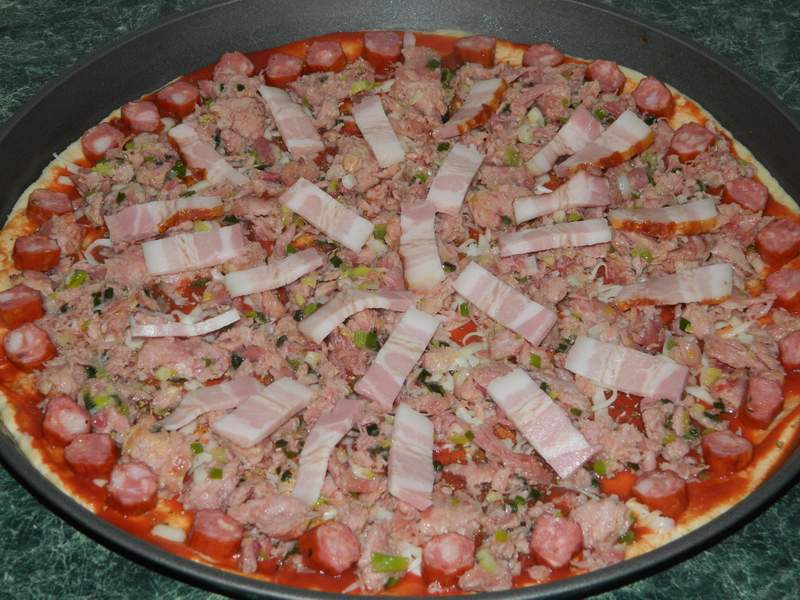 Pizza cu carne de porc si ciolan