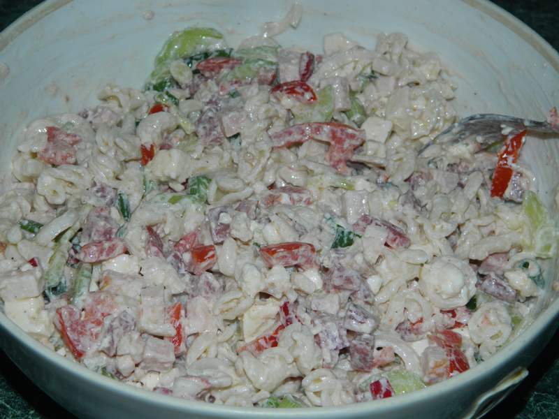 Salata de paste cu salam crud uscat