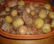 Cartofi noi gratinati cu muschiulet de porc la cuptor in vas roman-3