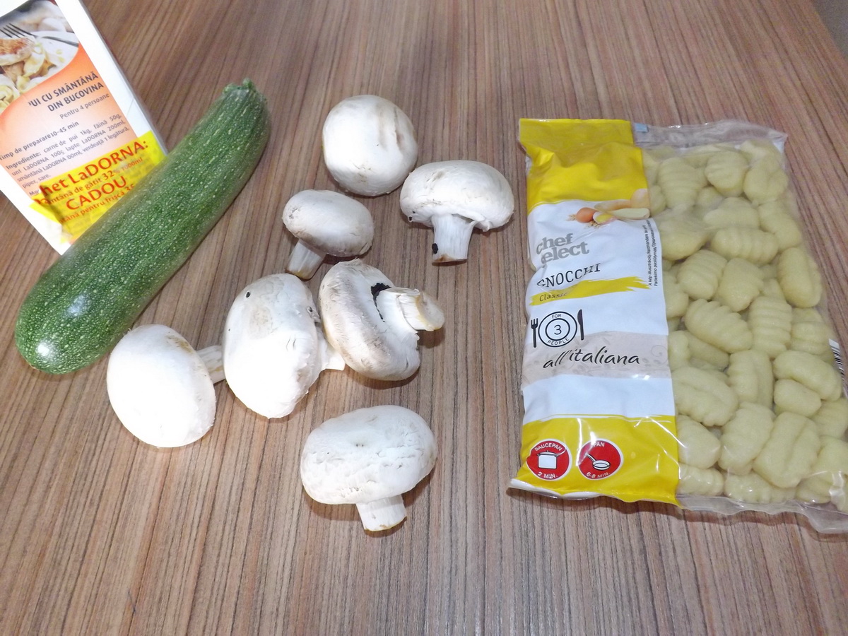 Gnocchi cu sos alb, zucchini si ciuperci