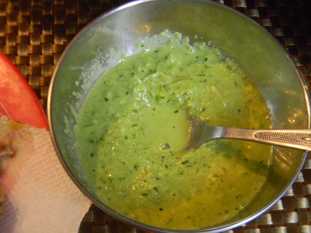 Crap prajit cu sos de usturoi verde