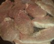Cartofi noi cu busuioc la cuptor si friptura de porc la tigaie-5