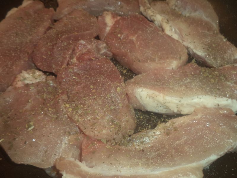 Cartofi noi cu busuioc la cuptor si friptura de porc la tigaie