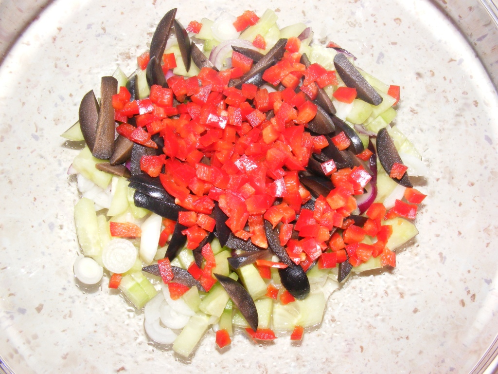 Salată de paste cu legume proaspete, caş şi salam uscat
