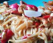 Noodles thailandezi cu nuci caju si condiment de ceapa verde, ardei iute si muguri de fasole-0