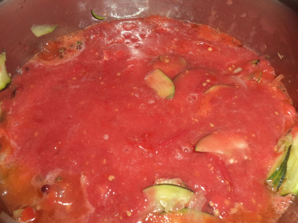 Chiftele in camasute de canepa cu sos de rosii si dovlecel
