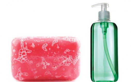 Detaliul socant de pe eticheta unui sapun lichid din Romania - ce reactie adversa are