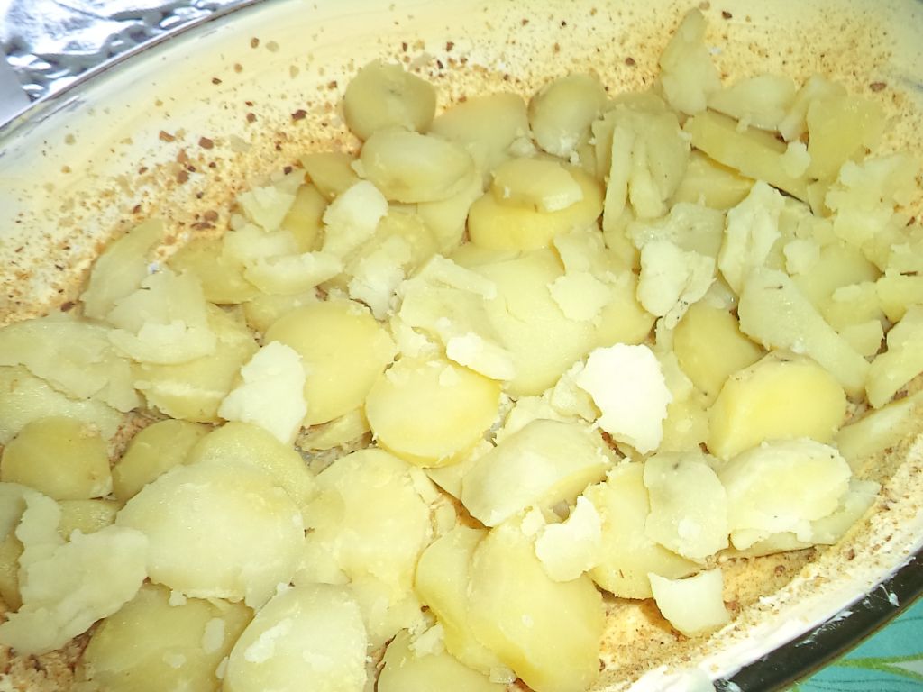 Budinca de cartofi cu branzeturi si ou la cuptor