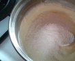 Desert foaie de napolitana cu crema caramel si biscuiti-6