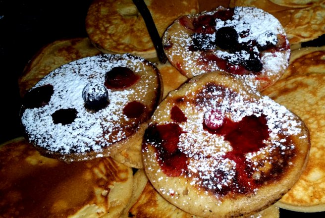 Pancakes cu vanilie si fructe de padure