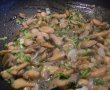 Mancare de orez cu ciuperci si usturoi  la wok-3