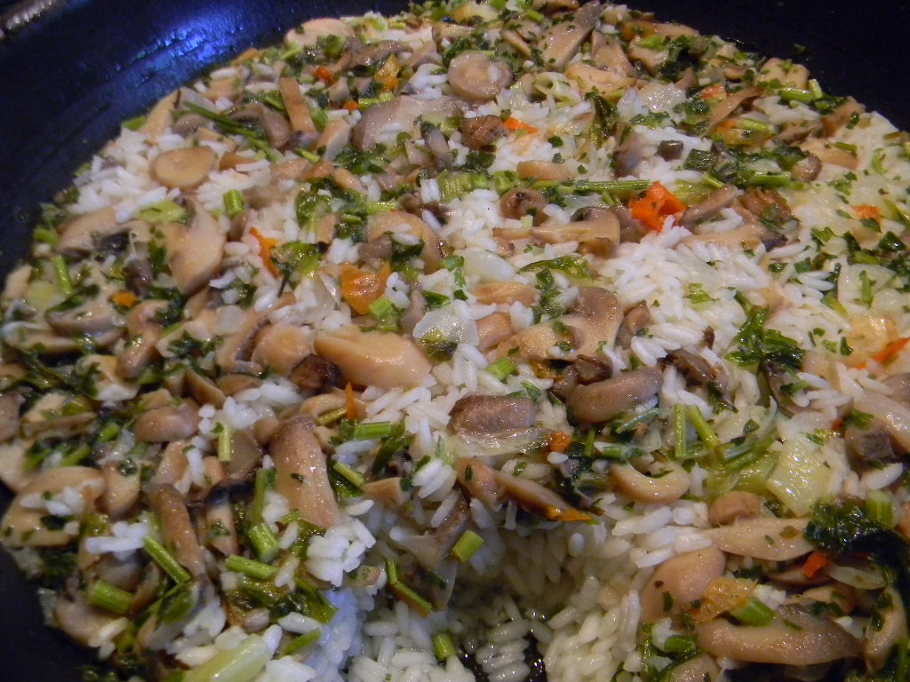 Mancare de orez cu ciuperci si usturoi  la wok