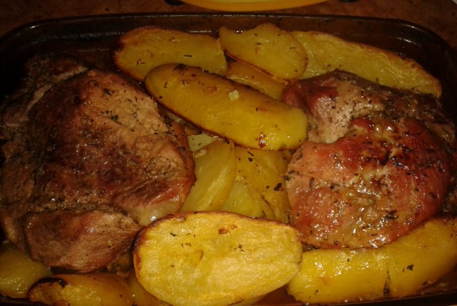 Carne de porc si cartofi la cuptor