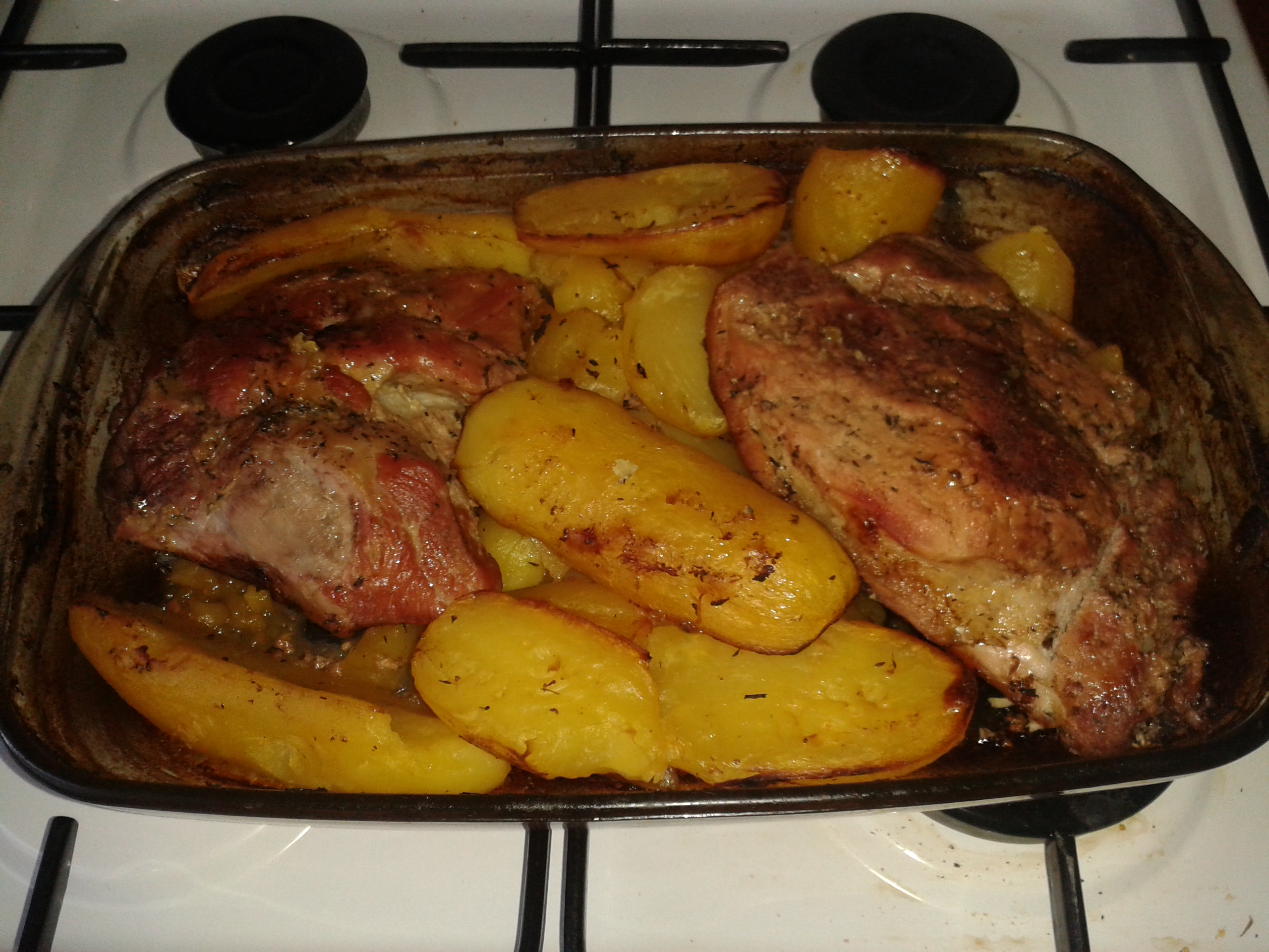 Carne de porc si cartofi la cuptor, deliciu culinar pentru o cina de neuitat in familie