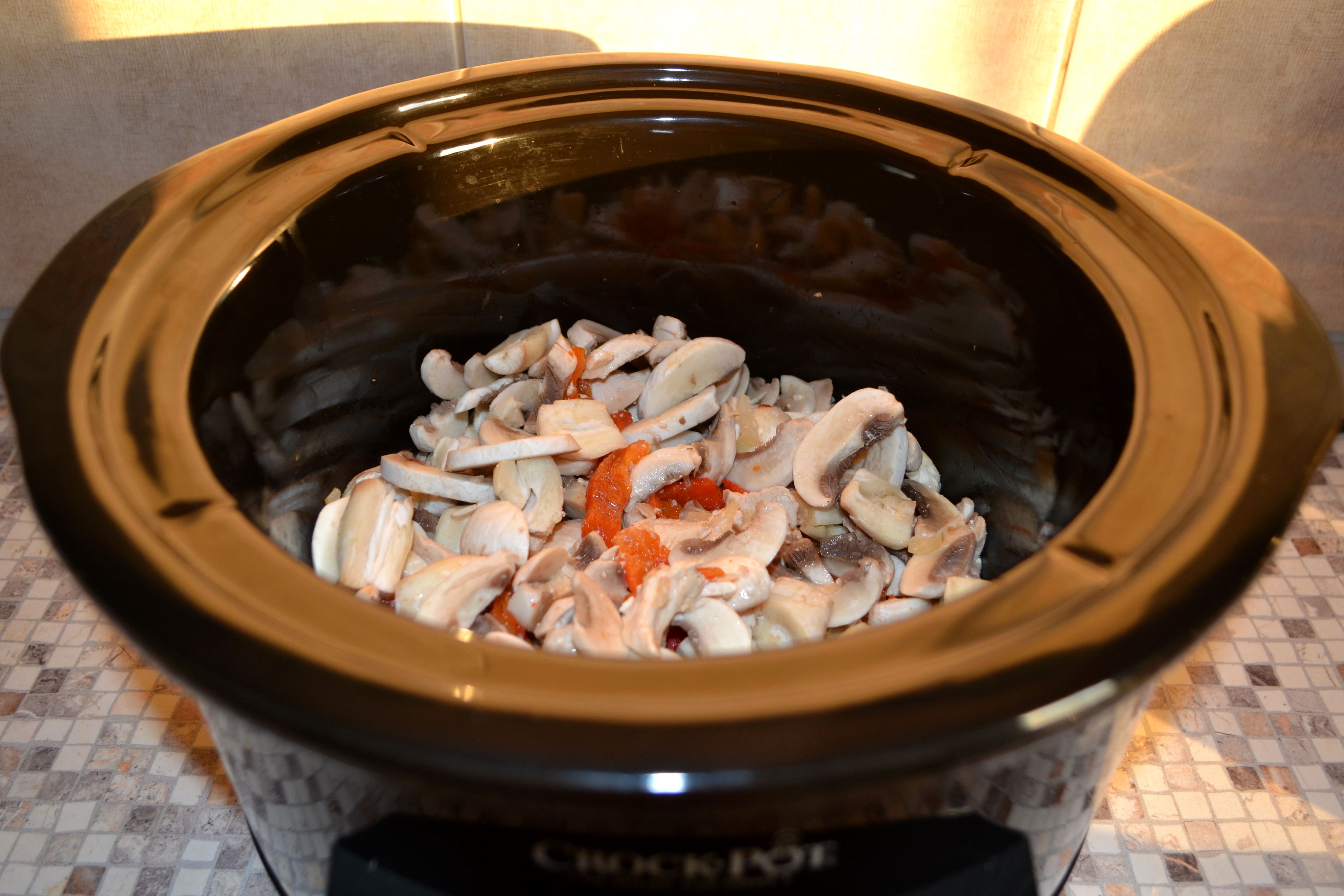 Tocanita de ciuperci si ardei copti la slow cooker Crock-Pot 4,7 L