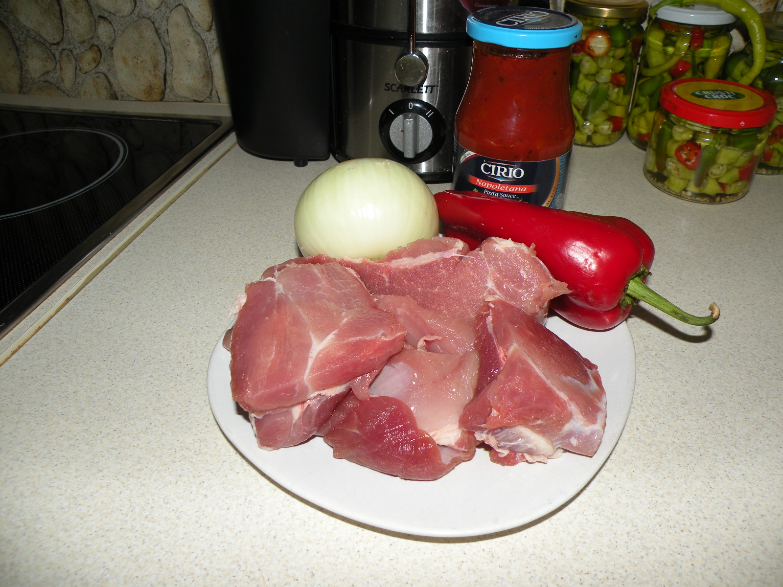 Tocanita din carne de porc cu orez si sos de rosii Cirio.