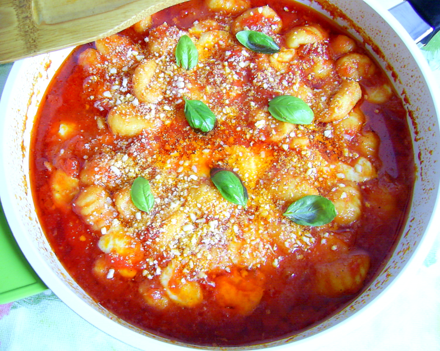 Gnocchi cu mozzarella in sos de rosii