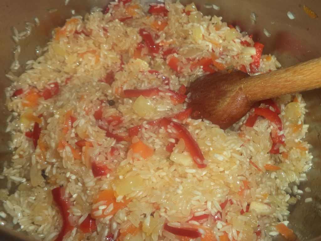 Coaste si carnati in sos de rosii cu pilaf de orez