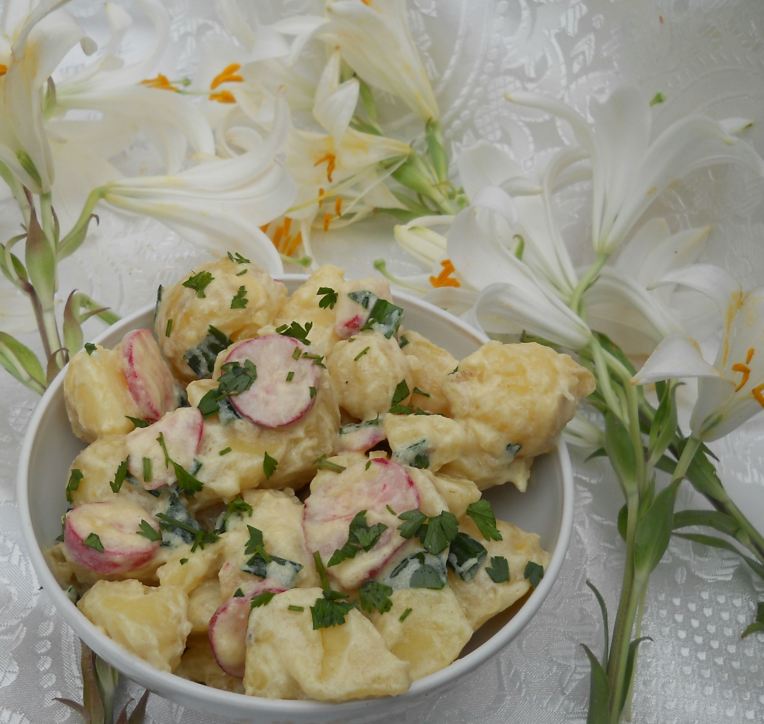 Salata de cartofi noi cu maioneza