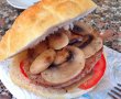 Sandvis cu hamburger de curcan,ciuperci si rosii-4