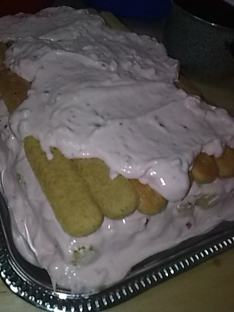Tort de capsuni cu crema de iaurt.