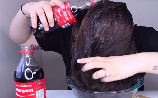 Ce se intampla daca te speli cu Cola pe cap - efectul este uimitor
