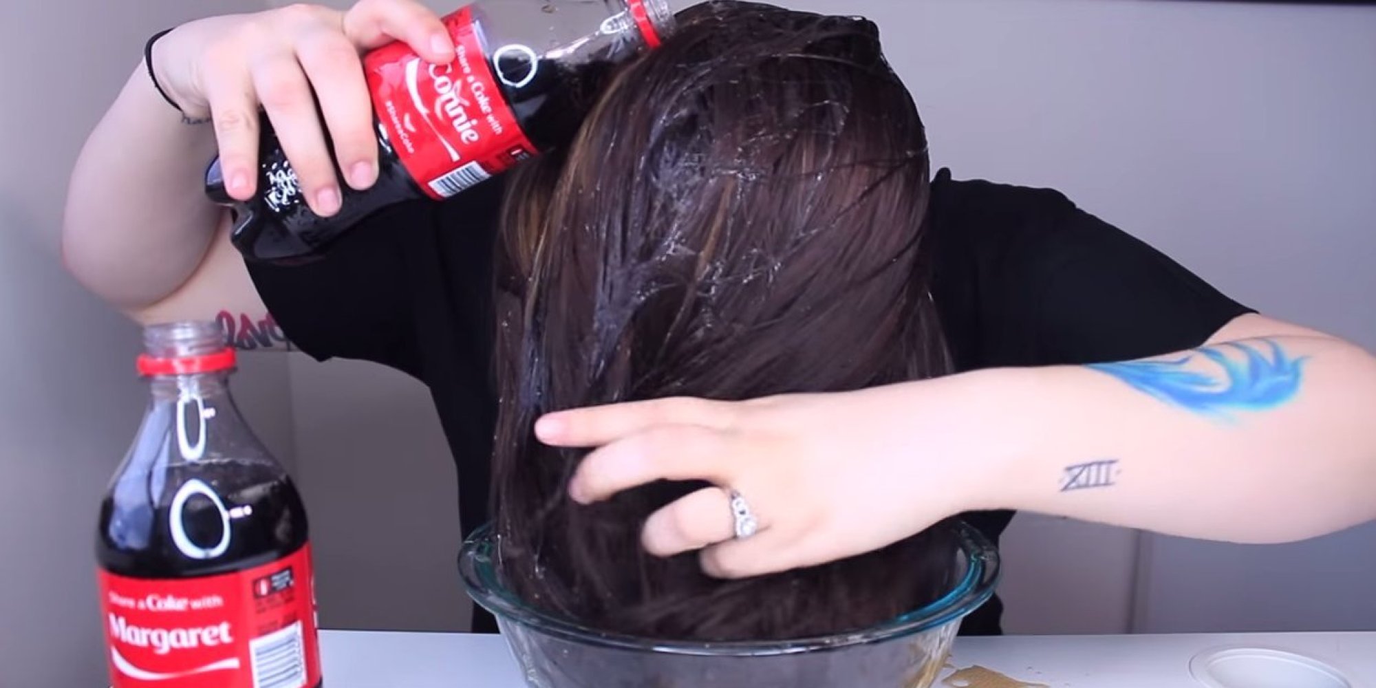 Ce se intampla daca te speli cu Cola pe cap - efectul este uimitor