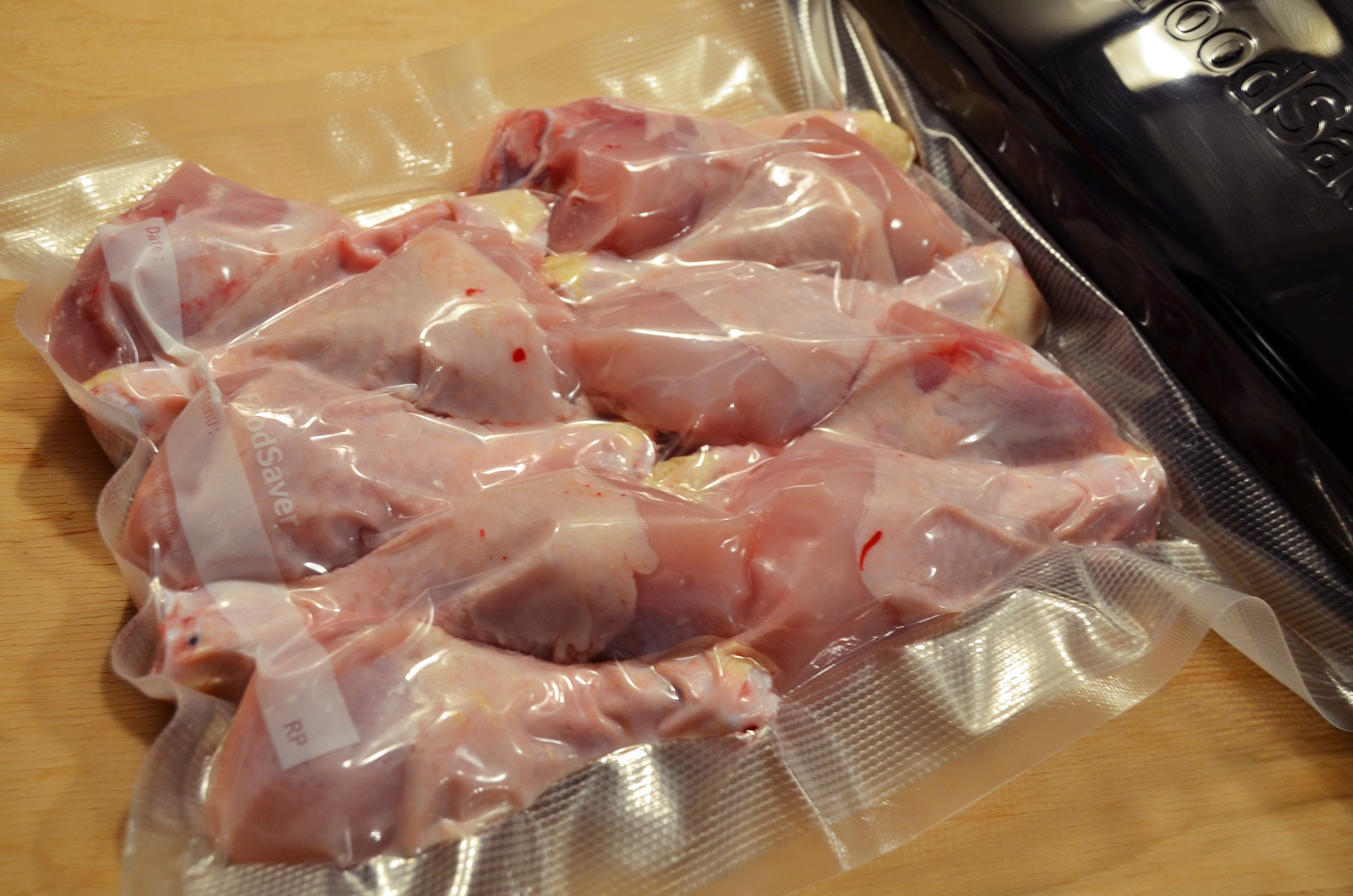 Pastrarea carnii de pui la congelator sau frigider cu ajutorul aparatului de vidat FoodSaver
