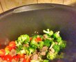 Mancare de porc cu broccoli si rosi cherry-4
