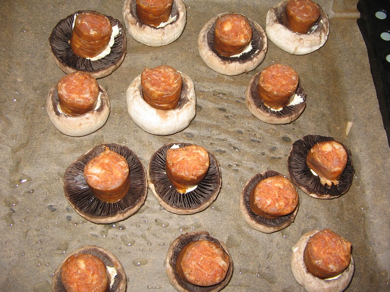Ciuperci cu carnati si cascaval la cuptor