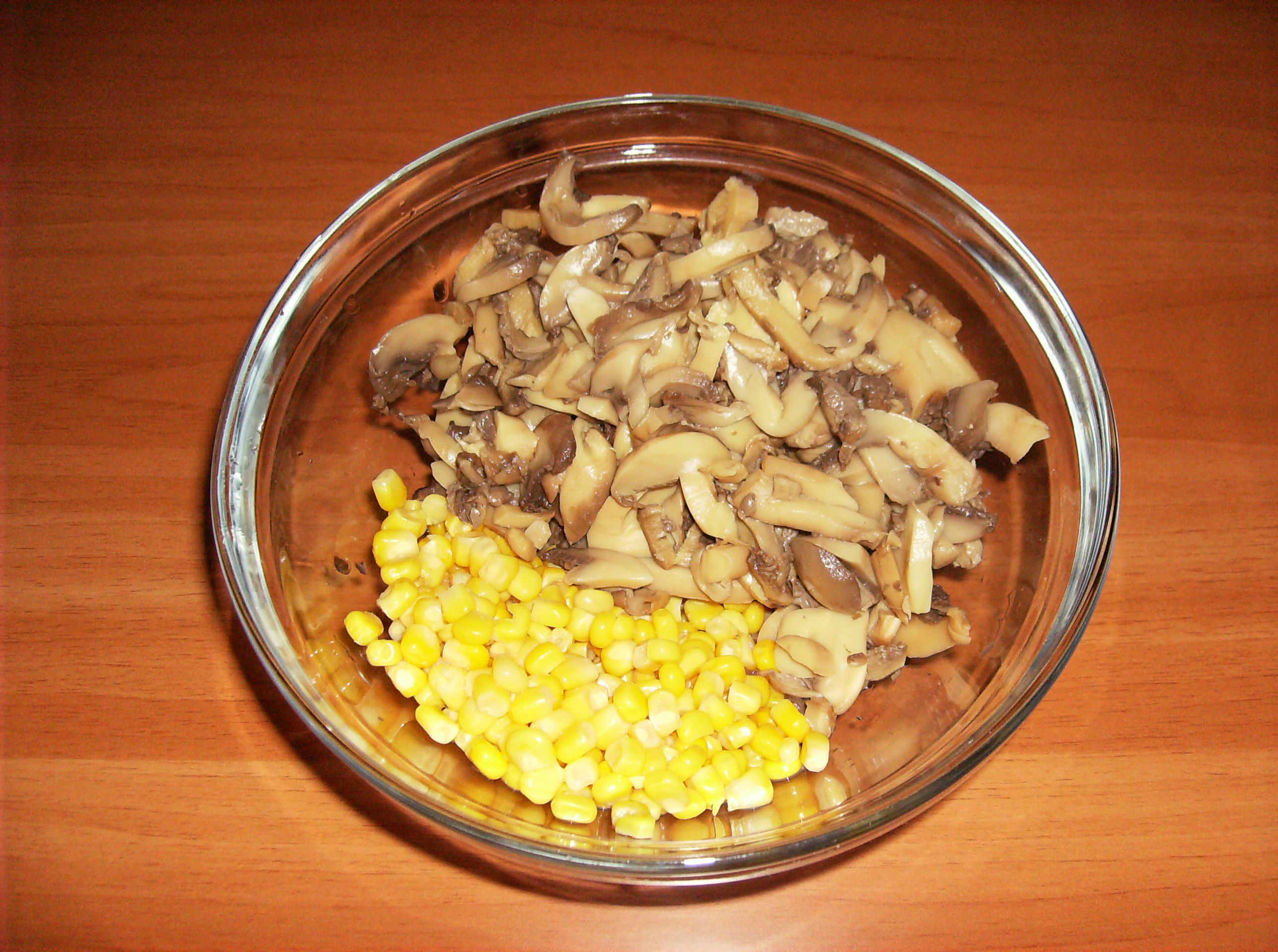 Salată de ciuperci cu porumb şi ceapă