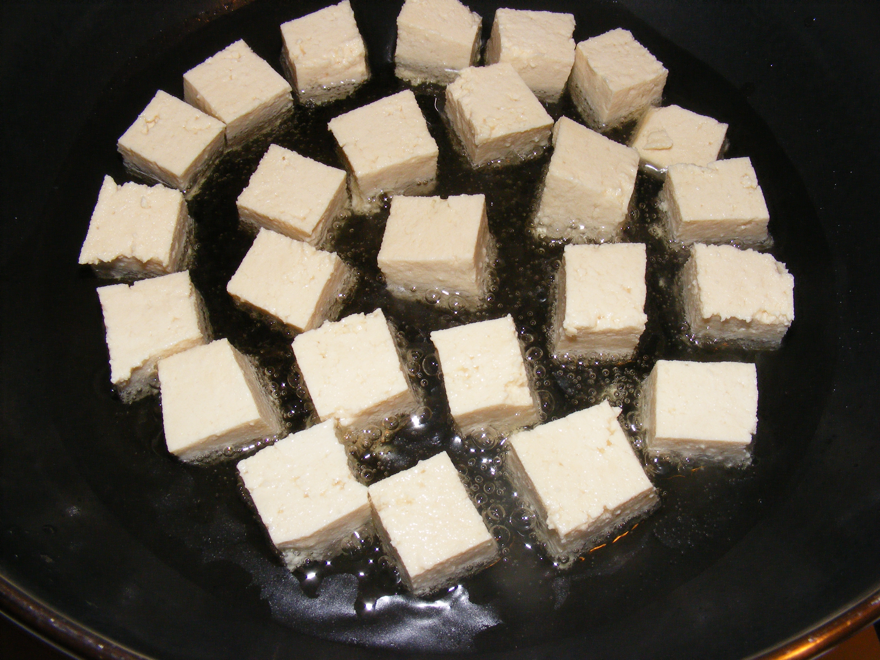 Salată caldă cu paste, cartofi şi tofu