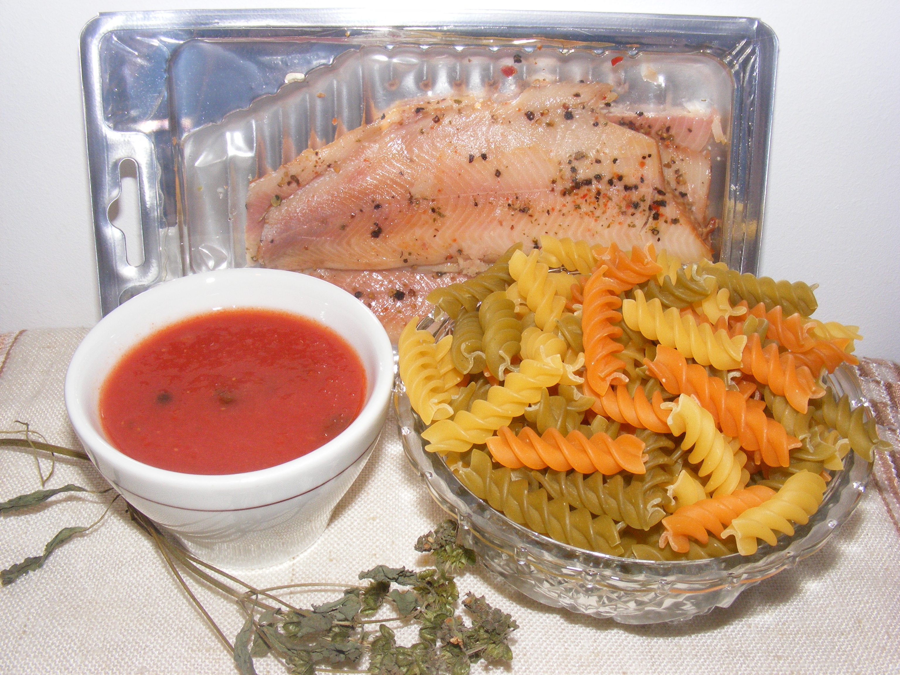 Salată de paste cu păstrăv afumat şi sos de roşii