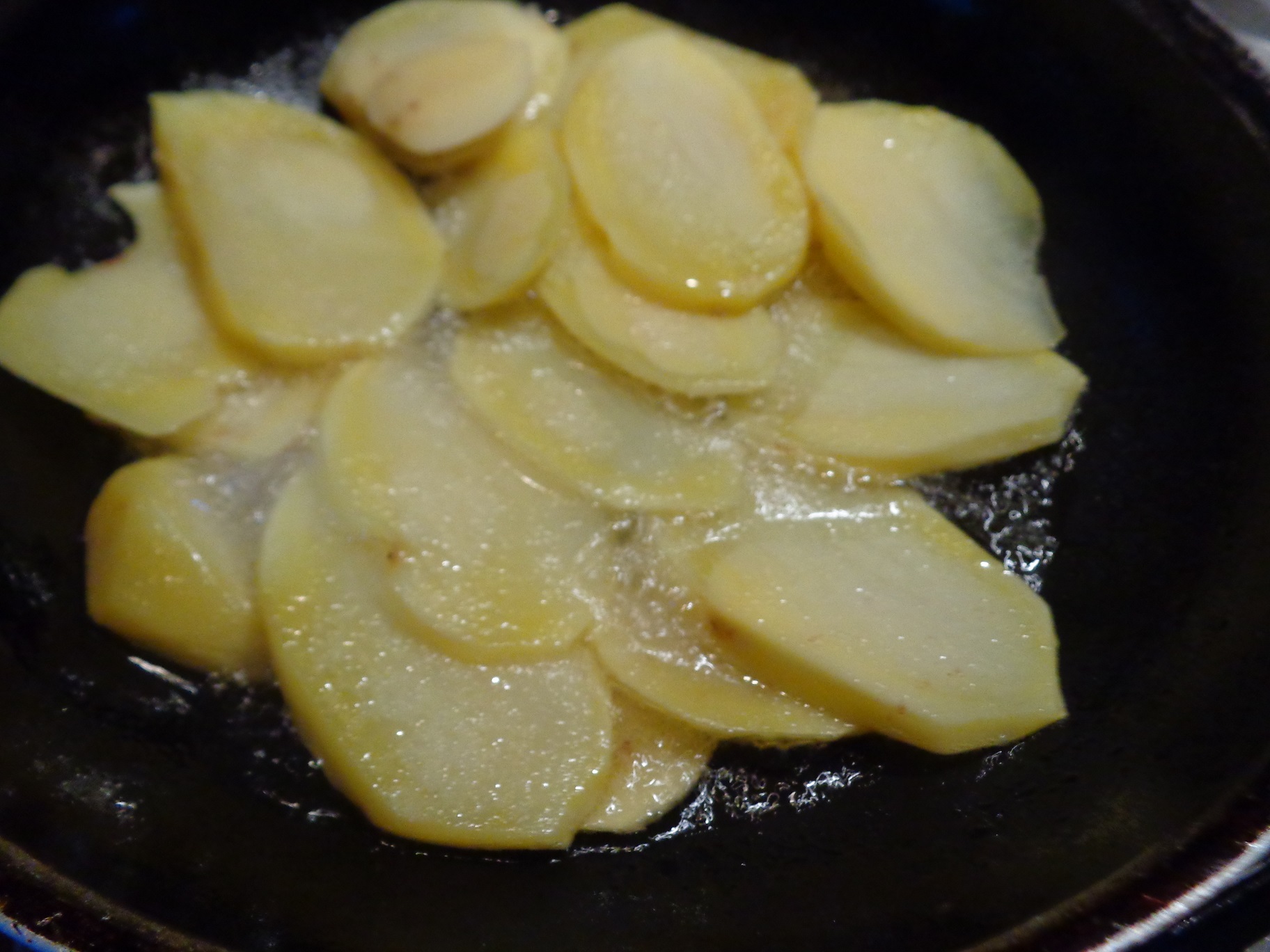 Salau in ou cu condimente grecesti si cartofi prajiti