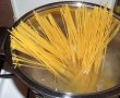 Spaghetti cu conserva din carne si sos de rosii cu usturoi-5