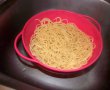 Spaghetti cu conserva din carne si sos de rosii cu usturoi-11