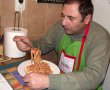Spaghetti cu conserva din carne si sos de rosii cu usturoi-34