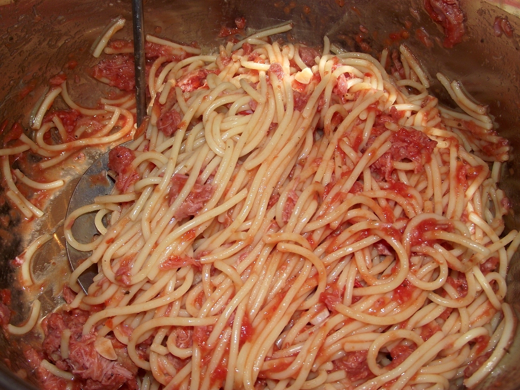 Spaghetti cu conserva din carne si sos de rosii cu usturoi