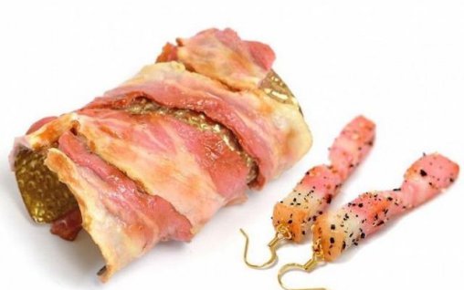 Bijuterii facute din mancare falsa - cercei din bacon si colier din salata de fructe