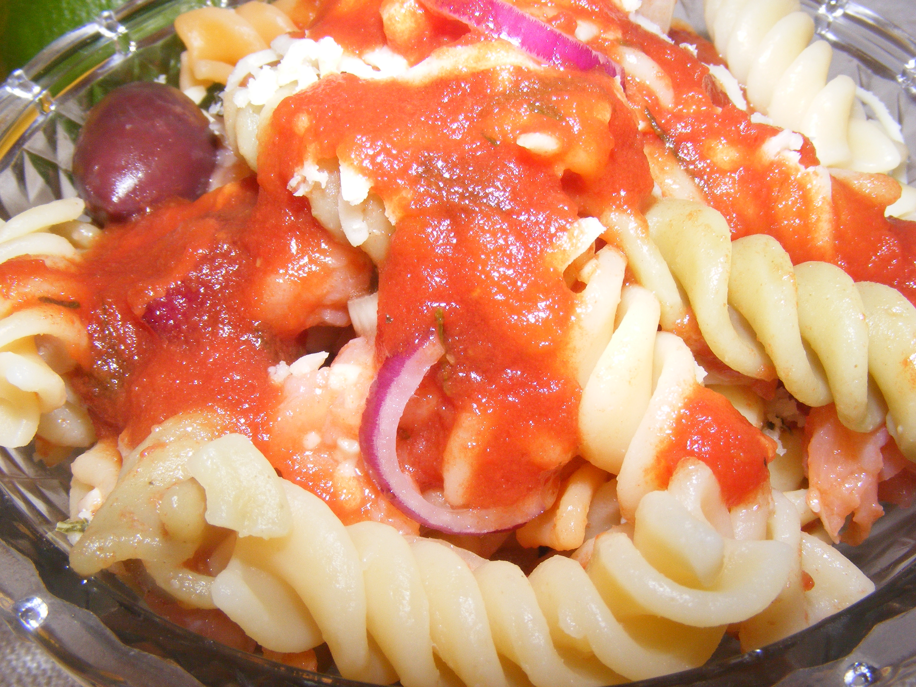Salată de paste cu somon afumat şi sos de roşii